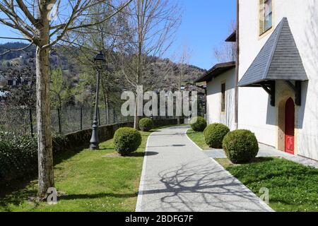 Allée Père Henri Révol. Jardn Public. Eglise Saint-Gervais-et-Protais. Saint-Gervais-les-Bains. Savoie. Frankreich. Stockfoto