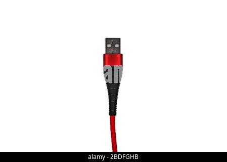 Rotes USB-Kabel auf weißem Hintergrund isoliert. Ein Kabel für Smartphones, Aufladen und ein Verbindungsgerät für einen Computer Stockfoto