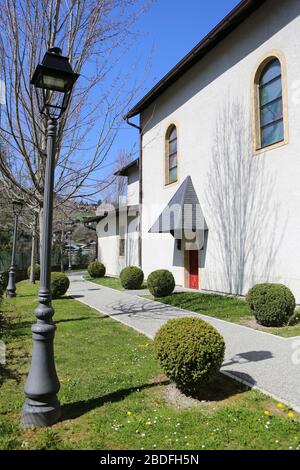 Allée Père Henri Révol. Jardn Public. Eglise Saint-Gervais-et-Protais. Saint-Gervais-les-Bains. Savoie. Frankreich. Stockfoto