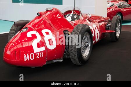 Dreiviertel Rückansicht eines Red, 1956, Maserati 250F, gefahren, in der Zeit von Sir Stirling Moss, auf der London Classic Car Show 2020 Stockfoto