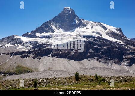 Alpenlandschaft im Zmutt-Gletschertalgletscher der Nordseite des Matterhorns (Cervino). Zermatt, Schweizer Alpen. Stockfoto