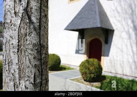 Allée Père Henri Révol. Jardn Public. Eglise Saint-Gervais-et-Protais. Saint-Gervais-les-Bains. Savoie. Frankreich. Stockfoto