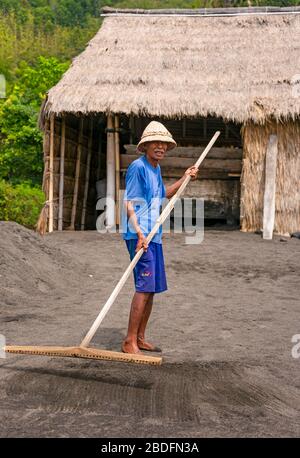 Vertikales Porträt eines traditionellen Gewürzherstellers, der in Bali, Indonesien, arbeitet. Stockfoto