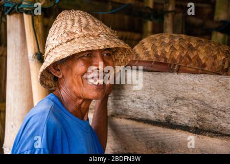 Horizontales Porträt eines traditionellen Gewürzherstellers in Bali, Indonesien. Stockfoto