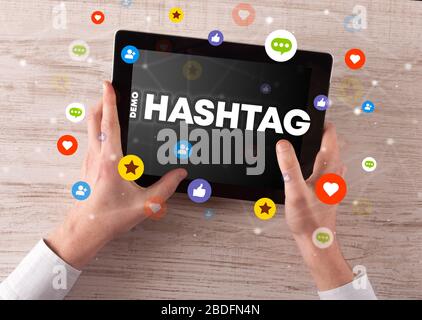 Nahaufnahme eines Touchscreens mit #HASHTAG Beschriftung, Social Networking Konzept Stockfoto