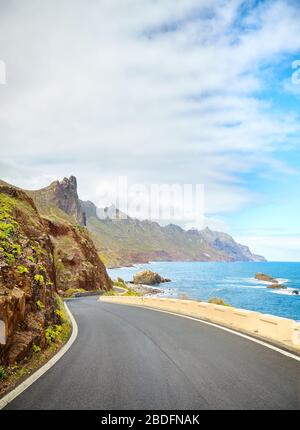 Malerische Fahrt mit dem Meer an den Klippen der Macizo de Anaga Bergkette, auf Tenera, Spanien. Stockfoto