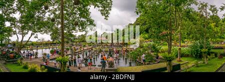 Horizontaler Panoramablick auf den Wasserpalast von Tireta Gangga auf Bali, Indonesien. Stockfoto