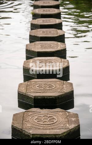 Vertikale Nahaufnahme der Trittsteine im Wasserpalast von Tyrta Gangga auf Bali, Indonesien. Stockfoto