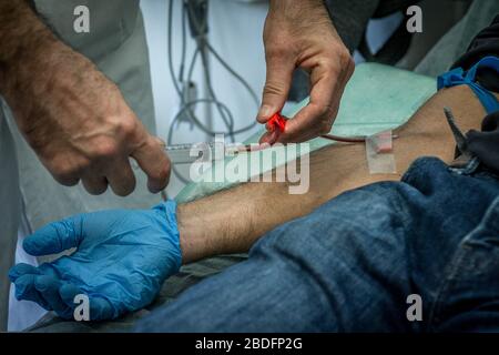 Pavia, Italien. April 2020. Pavia. Transfusion des Plasmas eines Patienten, der von COVID19 an einen Patienten mit einer experimentellen Behandlung mit Coronavirus unter der Leitung von Doktor Cesare Perotti im Krankenhaus Policlinico San Matteo in Pavia (Carlo Cozzoli/Fotogramma, Pavia - 2020-04-08) p.s. la Foto e' utilizzabile nel rispetto del contesto in cui' statata, statata, E senza intento diffamatorio del decoro delle perso rappresentate Credit: Independent Photo Agency Srl/Alamy Live News Stockfoto