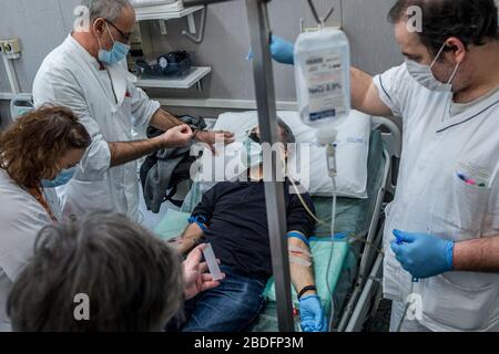 Pavia, Italien. April 2020. Pavia. Transfusion des Plasmas eines Patienten, der von COVID19 an einen Patienten mit einer experimentellen Behandlung mit Coronavirus unter der Leitung von Doktor Cesare Perotti im Krankenhaus Policlinico San Matteo in Pavia (Carlo Cozzoli/Fotogramma, Pavia - 2020-04-08) p.s. la Foto e' utilizzabile nel rispetto del contesto in cui' statata, statata, E senza intento diffamatorio del decoro delle perso rappresentate Credit: Independent Photo Agency Srl/Alamy Live News Stockfoto