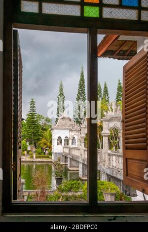 Vertikaler Blick auf den Ujung Water Palace in Bali, Indonesien. Stockfoto