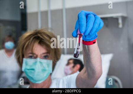 Pavia, Italien. April 2020. Pavia. Transfusion des Plasmas eines Patienten, der von COVID19 an einen Patienten mit einer experimentellen Behandlung mit Coronavirus unter der Leitung von Doktor Cesare Perotti im Krankenhaus Policlinico San Matteo in Pavia (Carlo Cozzoli/Fotogramma, Pavia - 2020-04-08) p.s. la Foto e' utilizzabile nel rispetto del contesto in cui' statata, statata, E senza intento diffamatorio del decoro delle perso rappresentate Credit: Independent Photo Agency Srl/Alamy Live News Stockfoto