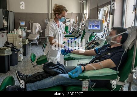 Pavia, Italien. April 2020. Pavia. Transfusion des Plasmas eines Patienten, der von COVID19 an einen Patienten mit einer experimentellen Behandlung mit Coronavirus unter der Leitung von Doktor Cesare Perotti im Krankenhaus Policlinico San Matteo in Pavia (Carlo Cozzoli/Fotogramma, Pavia - 2020-04-08) p.s. la Foto e' utilizzabile nel rispetto del contesto in cui' statata, statata, E senza intento diffamatorio del decoro delle perso rappresentate Credit: Independent Photo Agency Srl/Alamy Live News Stockfoto