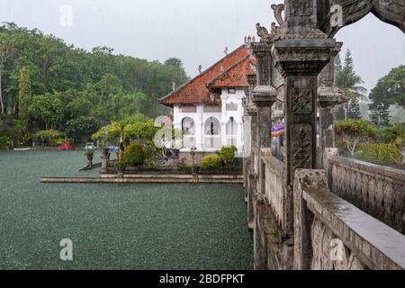 Horizontaler Blick auf den Ujung Water Palace während eines Regensteines in Bali, Indonesien. Stockfoto
