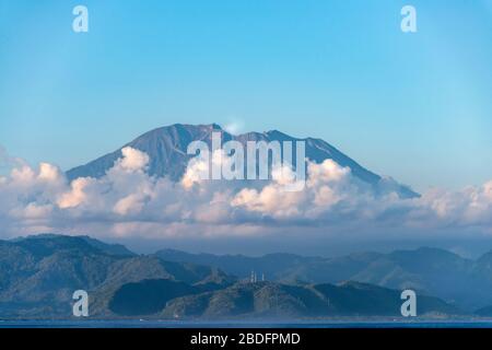 Horizontaler Blick auf den Gipfel des Mount Agung in Bali, Indonesien. Stockfoto