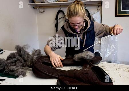 In der Werkstatt stehender Sattler mit Pferdehaar. Stockfoto