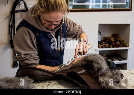 In der Werkstatt stehender Sattler mit Pferdehaar. Stockfoto