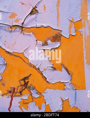 Detail der abblätternden Farbe und Markierungen auf farblich lackierten industriellen Frachtcontainern Stockfoto