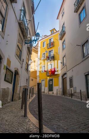 Enge Hintergassen von Lissabon, Portugal Stockfoto