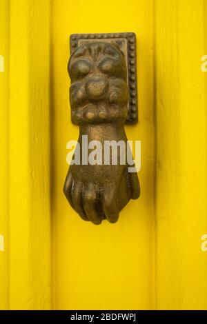 Türklopfer in Form einer Hand, Algarve, Portugal Stockfoto