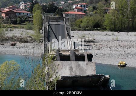 Toskana, Italien. April 2020. Das am 8. April 2020 aufgenommene Foto zeigt die eingestürzte Brücke in der Provinz Massa-Carrara, Toskana, Italien. Eine Brücke in der Provinz Massa-Carrara stürzte am Mittwoch ein und es wurden bisher keine Verletzten gemeldet. Credit: Etat/Xinhua/Alamy Live News Stockfoto