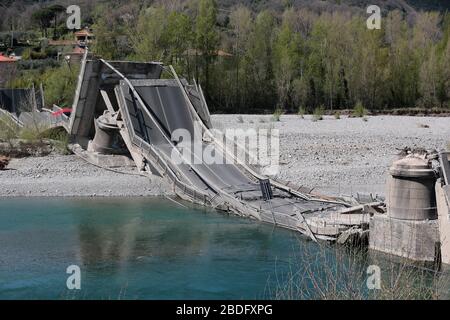 Toskana, Italien. April 2020. Das am 8. April 2020 aufgenommene Foto zeigt die eingestürzte Brücke in der Provinz Massa-Carrara, Toskana, Italien. Eine Brücke in der Provinz Massa-Carrara stürzte am Mittwoch ein und es wurden bisher keine Verletzten gemeldet. Credit: Etat/Xinhua/Alamy Live News Stockfoto