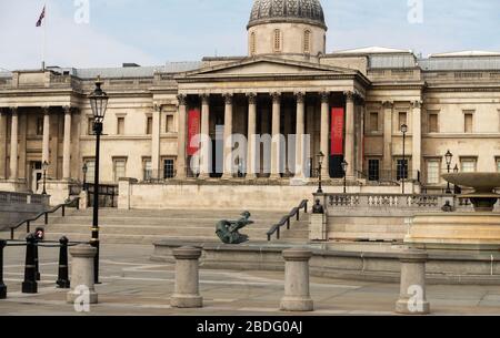 London, Großbritannien. April 2020. Covid Lockdown in Westminster London UK EINGANG der National Portrait Gallery, trafalgar Square Credit: Ian Davidson/Alamy Live News Stockfoto