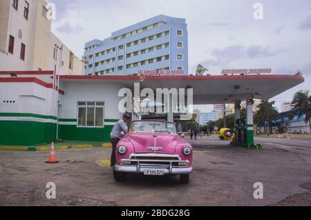 Oldtimer in einer Tankstelle in Havanna, Kuba Stockfoto