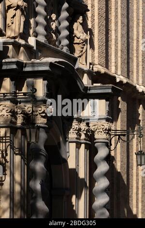 Detail der Hauptzugangstür zur Kirche San Felipe und Santiago el Menor, im Barockstil, mit seinen schwarzen solomonischen Steinsäulen aus ca. Stockfoto