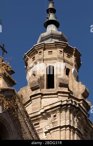 Detail des Glockenturms mit seinen zwei Glocken, der Kirche San Felipe und Santiago el Menor, im Barockstil, Zaragoza, Spanien. Stockfoto