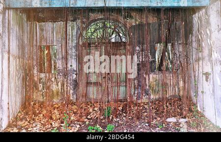 Altes und verrosttes verlassenes Haus von der Haustür Stockfoto