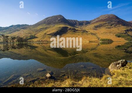 High Stile und High Crag spiegelten sich in Buttermere im Lake District National Park wider Stockfoto