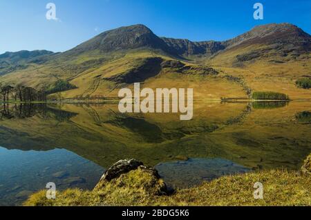 High Stile und High Crag spiegelten sich in Buttermere im Lake District National Park wider Stockfoto