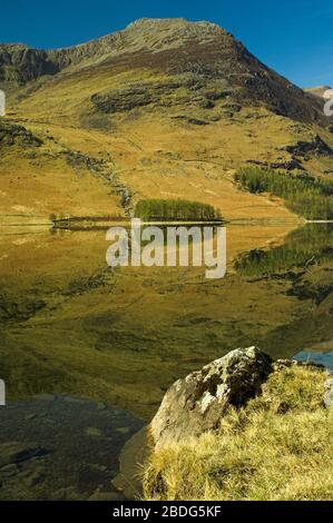 High Stile und High Crag spiegelten sich in Buttermere im Lake District National Park wider Stockfoto