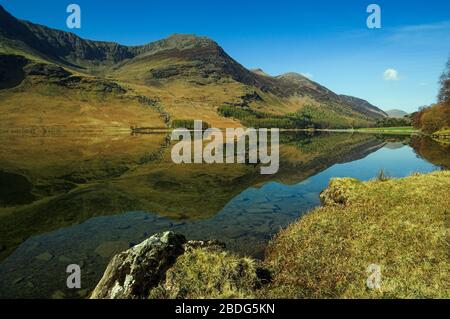 High Stile und High Crag spiegelten sich in Buttermere im Lake District National Park wider Stockfoto