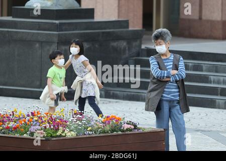 Tokio, Japan. April 2020. Die Bürger genießen den Moment im Freien in Meguro-ku, Tokio, Japan, 8. April 2020. Japanische Großstädte, einschließlich der Hauptstadt Tokios, wurden am Mittwoch ungewöhnlich ruhig, da viele Geschäfte geschlossen waren und am ersten Tag nach dem Ausrufung des Ausnahmezustands weniger Menschen auf Straßen waren, um die schnelle Ausbreitung von COVID-19-Infektionen im ganzen Land zu begrenzen. Credit: Du Xiaoyi/Xinhua/Alamy Live News Stockfoto