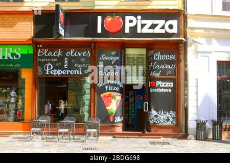 BRATISLAVA, SLOWAKEI - 04. SEPTEMBER 2019: Ich LIEBE DAS PIZZA-RESTAURANT in der Nähe des Rybalska-Tores Stockfoto