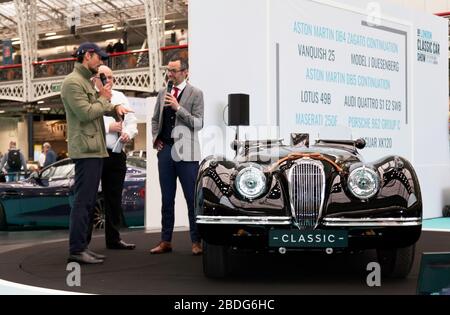 David Gandy bespricht seinen vor kurzem restaurierten Jaguar XK120 mit Max Girardo und Tim Leese auf der Car Stories Bühne auf der London Classic Car Show 2020 Stockfoto