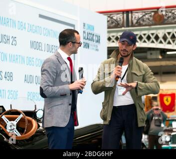 David Gandy bespricht seinen kürzlich restaurierten Jaguar XK120 mit Max Girardo auf der Car Stories Stage auf der London Classic Car Show 2020 Stockfoto