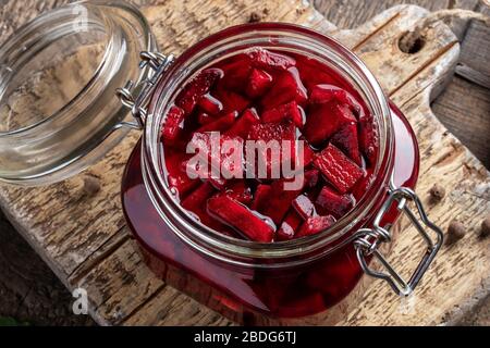 Vorbereitung von kvass - fermentierte rote Rüben Stockfoto