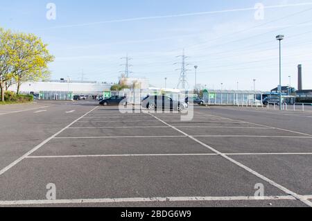 In der Nähe eines leeren Parkplatzes eines Supermarktes während des Ausbruchs der Coronavirus-Pandemie Stockfoto