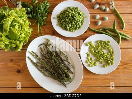 Gemüse aus dem Küchengarten wird auf dem São Lourenço do Barrocal Anwesen in der Alentejo Region in Portugal zu einem Salat verarbeitet Stockfoto