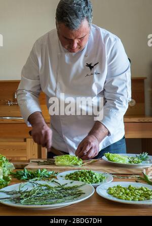 Küchenchef Chefkoch José Júlio Vintém hackt Gemüse aus eigenem Anbau auf dem Anwesen São Lourenço do Barrocal in der Region Alentejo in Portugal Stockfoto