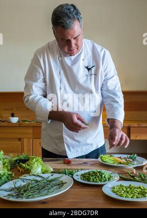 Küchenchef Chefkoch José Júlio Vintém hackt Gemüse aus eigenem Anbau auf dem Anwesen São Lourenço do Barrocal in der Region Alentejo in Portugal Stockfoto