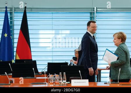 Berlin, Deutschland. April 2020. Kanzlerin Angela Merkel und Bundesgesundheitsminister Jens Spahn (beide CDU) kommen zum Kanzleramt für die wöchentliche Kabinettssitzung der Bundesregierung. Um die Ausbreitung des Coronavirus zu verlangsamen, hat der Bund das öffentliche Leben erheblich eingeschränkt. Credit: Markus Schreiber / AP POOL / dpa / Alamy Live News Stockfoto