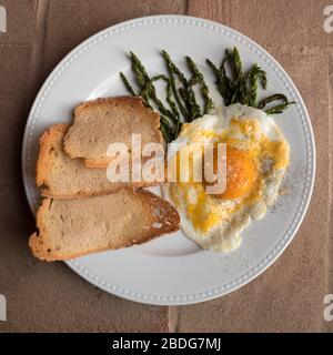 Wilder Spargel, hausgemachtes Ei und hausgemachtes Brot auf dem Anwesen São Lourenço do Barrocal, Hotel und Restaurant, in der Region Alentejo in Portugal Stockfoto