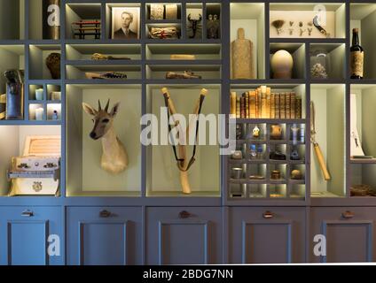 Familiengegenstände werden auf dem Anwesen Sao Lourenço do Barrocal, Hotel und Restaurant in der Nähe von Monsaraz, in der Region Alentejo in Portugal ausgestellt Stockfoto