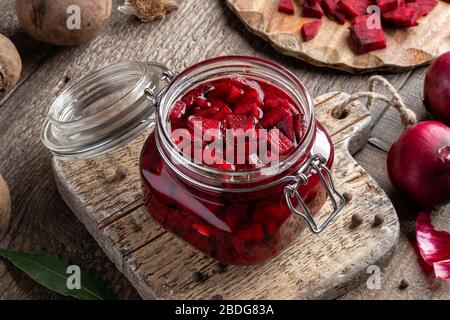 Rote Rüben in einem Mixbecher in Scheiben geschnitten - Vorbereitung von fermentiertem Kvass Stockfoto