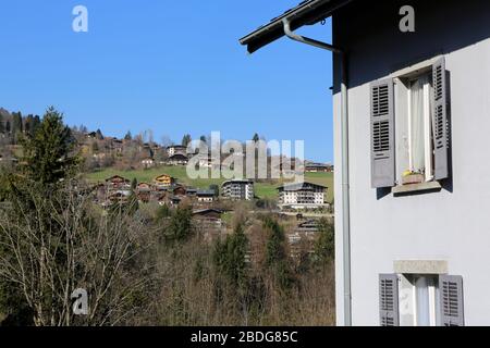 Vue sur les Alpes françaises. Chalets et façade d'une maison. Saint-Gervais-les-Bains. Haute-Savoie. Frankreich. Stockfoto