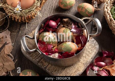 Färben von Ostereiern mit Zwiebelschälchen, mit Blattmuster Stockfoto